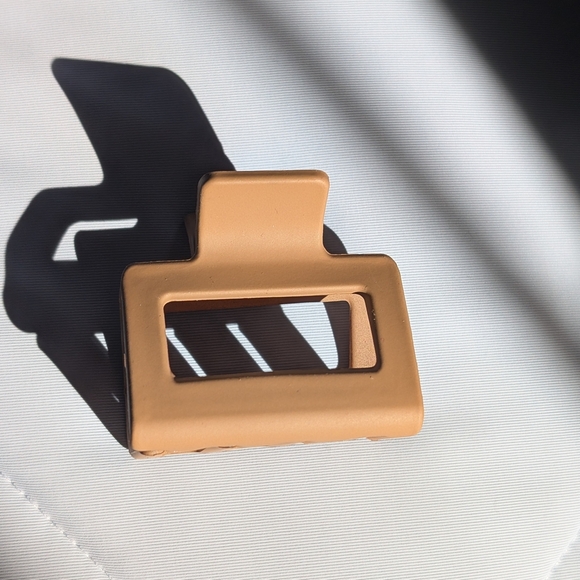 Tan Hair Claw Clip - Picture 4 of 9